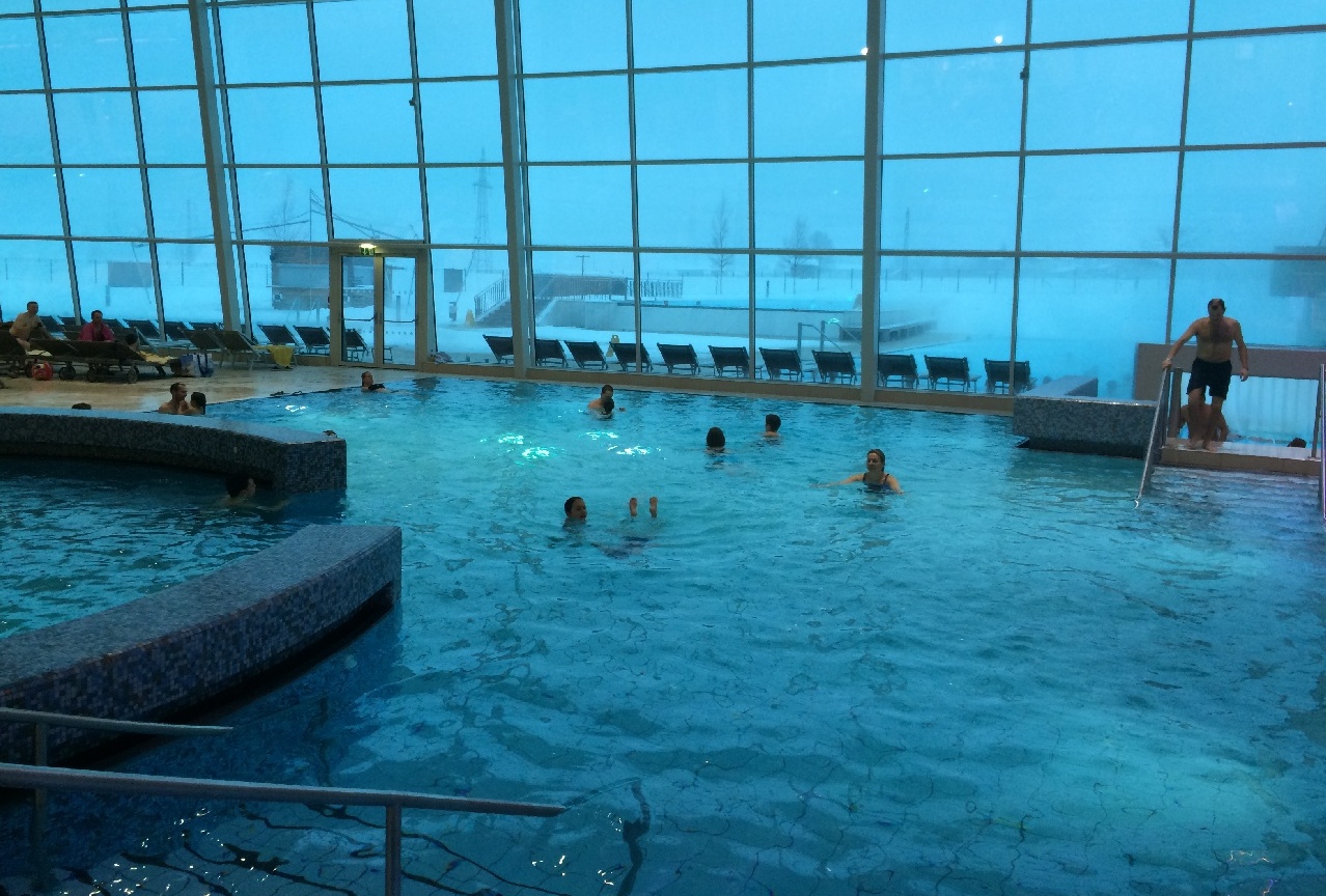 Una din piscinele interioare principale de la Tauern Spa
