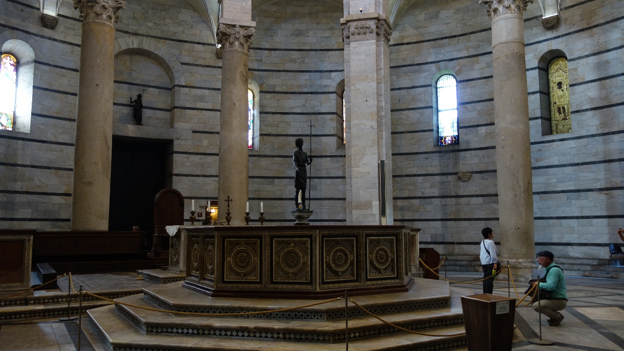 Interior Baptisteriu