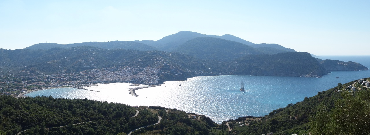 Imagine panoramica a orasului Skopelos
