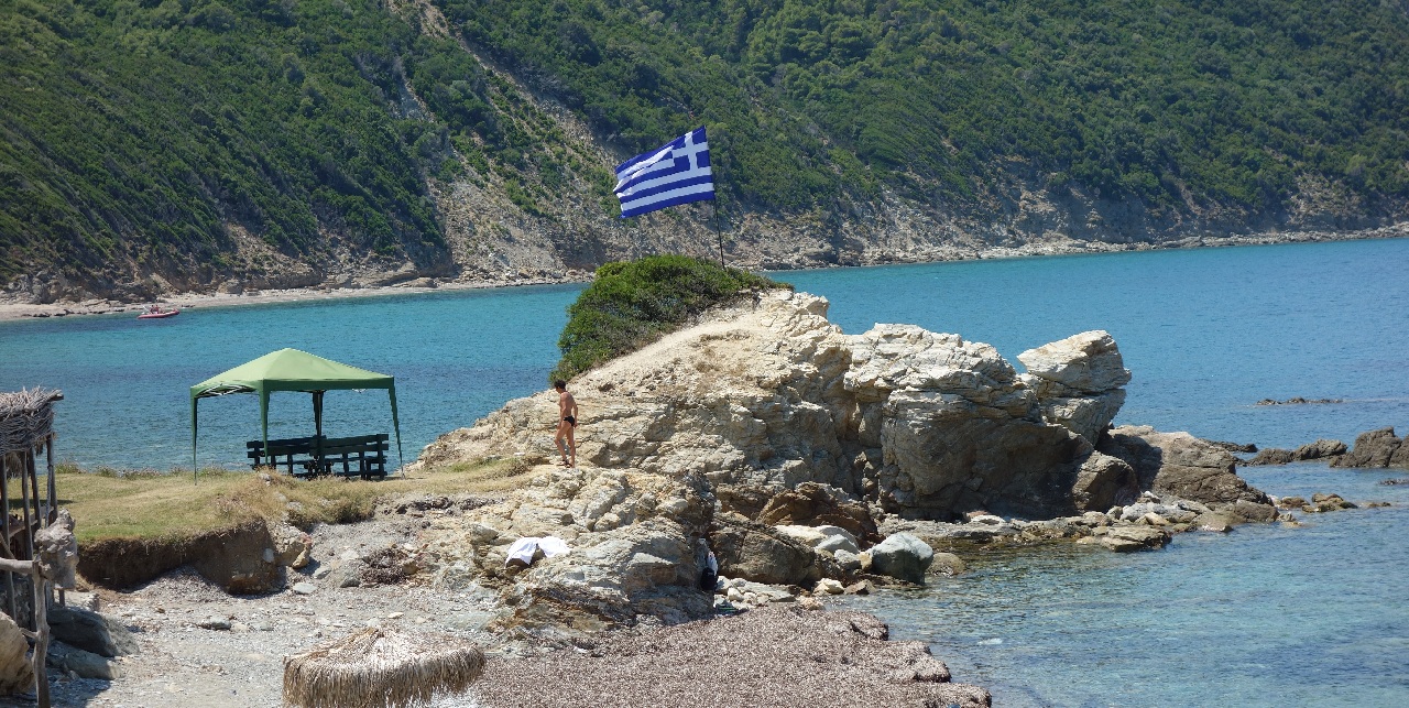 Drapelul grecesc arborat pe o stanca