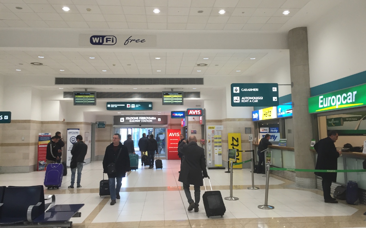 Iesirea din aeroport catre zona de transfer spre Bari Centrale