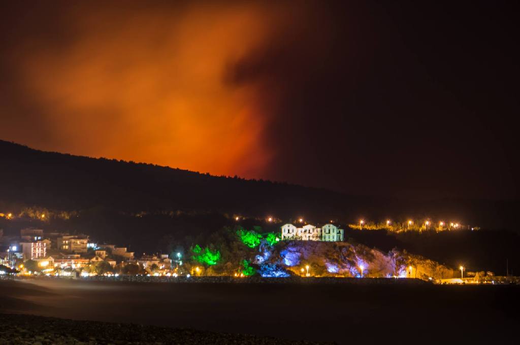 Sambata noaptea incendiul a atins cote alarmante in zona Potos-Theologos