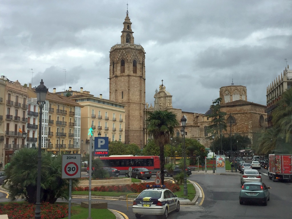 Plaza de la Reina - important nod rutier al transportului public de suprafata in Valencia