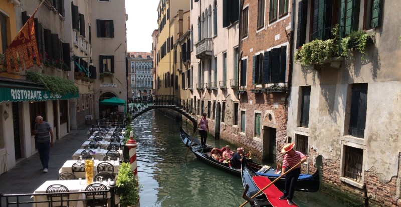 Plimbare Cu Gondola Pe Canalele Din Venetia Jurnalul Alinutei